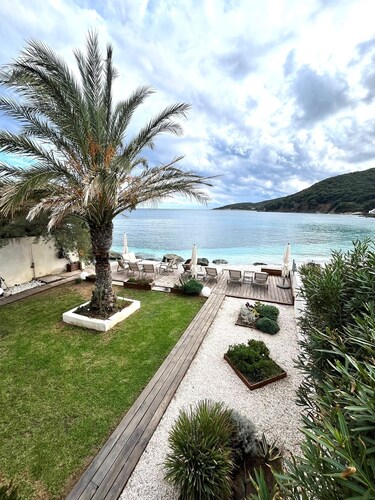 Villa flat with garden and direct access to the beach - sensational -