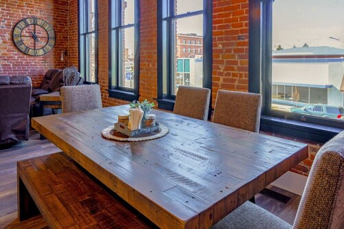 West Empire Theatre Loft, Gorgeous Space on Main Street for 4! Local Golfing 50% Off!