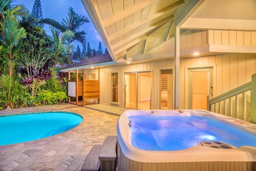 Large Princeville home with pool and jacuzzi on the Makai Golf Course