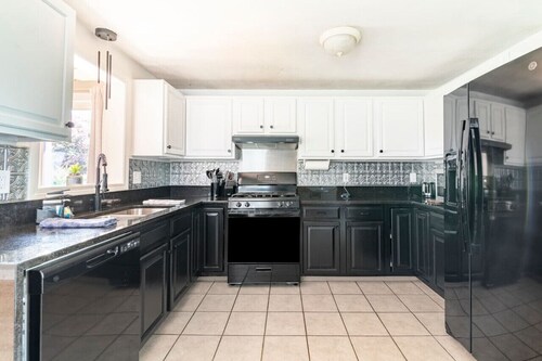 #TheFlightdeck | Stylish Home Near Newport & Navy