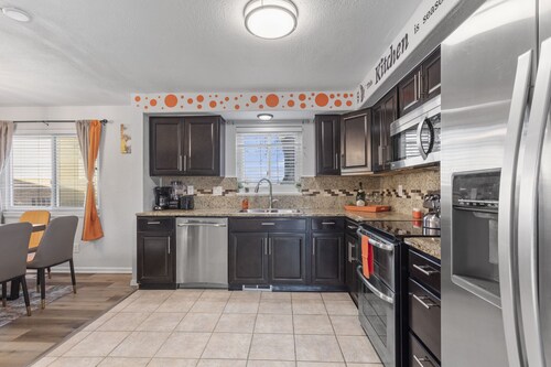 420Friendly 7BR HotTub Sauna Theater PS5 Arcade RedRocks