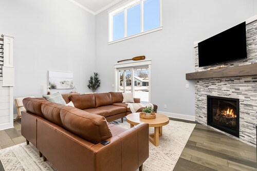 Fully loaded canalfront Home! Pure Michigan Summer. Firepit🔥, coffee bar☕️+more