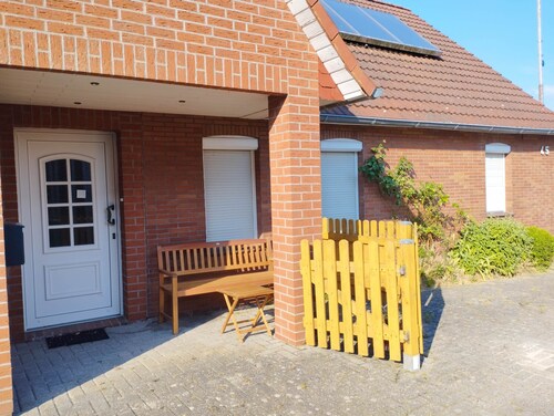 Nordseenahe Ferienwohnung mit eigenem Eingang, 2 SZ, 2 Bäder, WZ, Küche