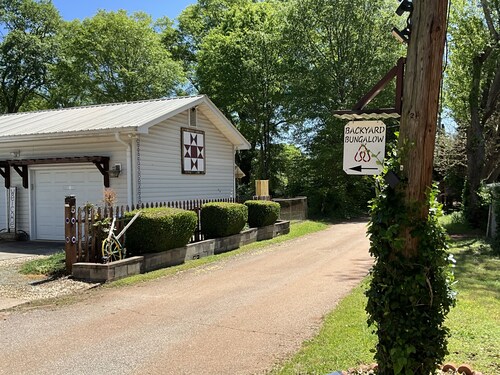 The Backyard Bungalow On The Trail -just minutes from downtown