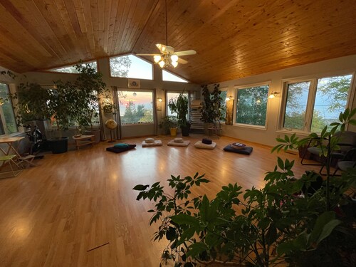 Lakeside Retreat w/panoramic lake views, swim spa & Yoga/Meditation/Art studio