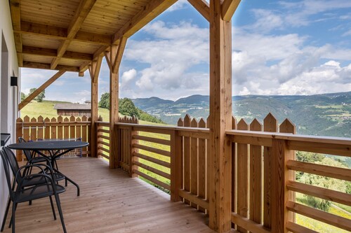 Apartment "Schlosshof Rotkäppchen" with Mountain View, Private Garden & Wi-Fi