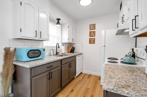 Come and enjoy our coastal themed 2 bed, 1 bath apartment