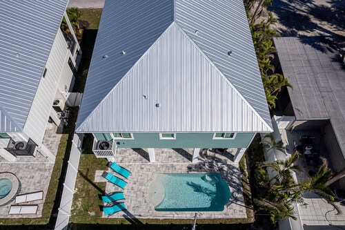 233 Heated Pool & Beach Access - Luxurious 3BR Home