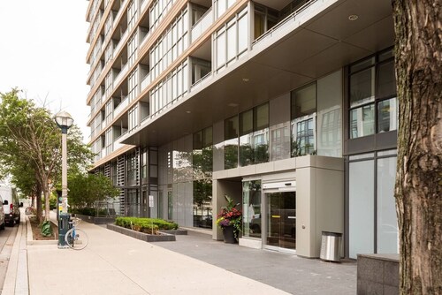 Luxury WaterFront View & Free Parking
