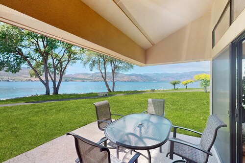 Lakefront loft studio with covered deck, views, pool, hot tub, & tennis courts