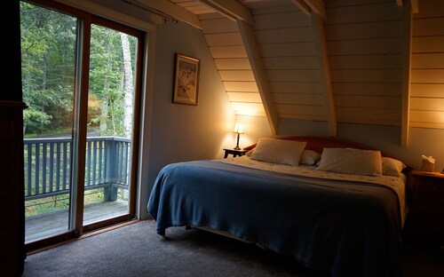 Dog-friendly chalet near the beach with deck, washer/dryer, grill, lawn & AC