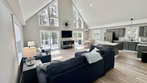 New Build 2023 Waterfront Home near Acadia with Hot Tub