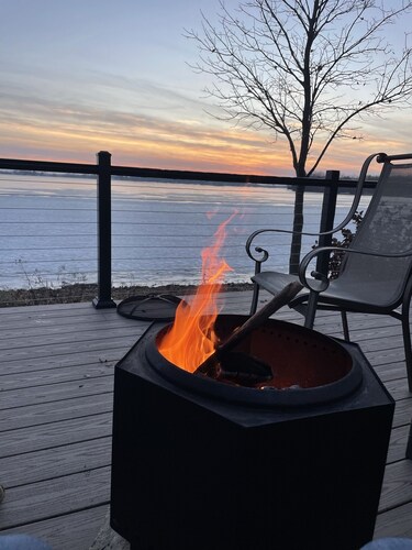 Modern lakefront house, spectacular views and recreation equipment!