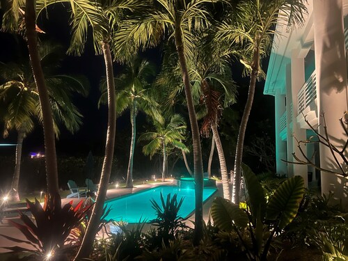 Island Luxury, Upscale, Walk to Sombrero Beach!