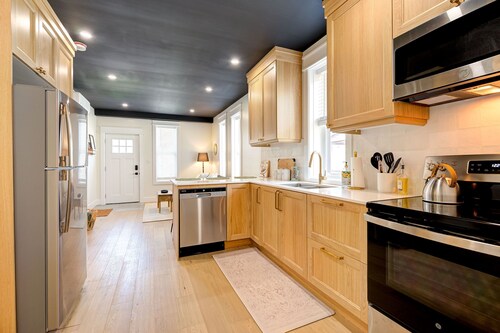 The Otis 𓅬 on Victoria Park | 2 Bed 1 Bath | Main Floor Suite