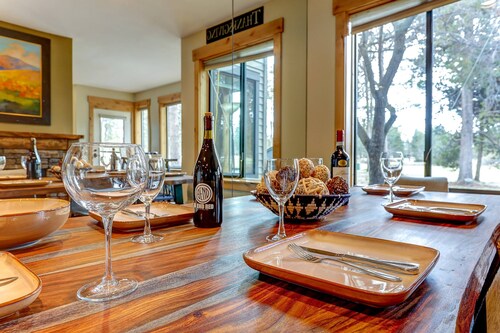 Incredible Sunriver Retreat, Pet Friendly, Next to Pool and Golf Course, Hot Tub, BBQ