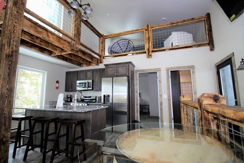 Cozy lodge next to Terry Peak Ski area with Hot Tub!