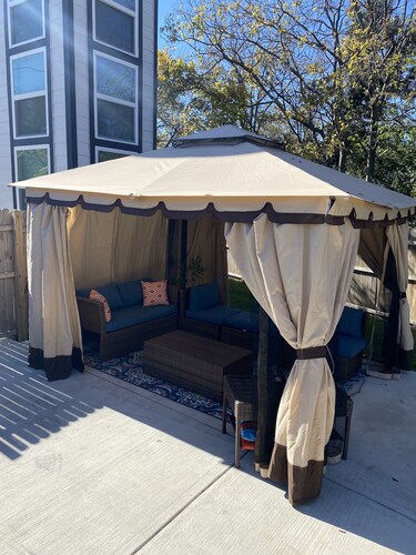 Plush Two-Story near TCU, Downtown Ft. Worth Entertainment, Restaurants