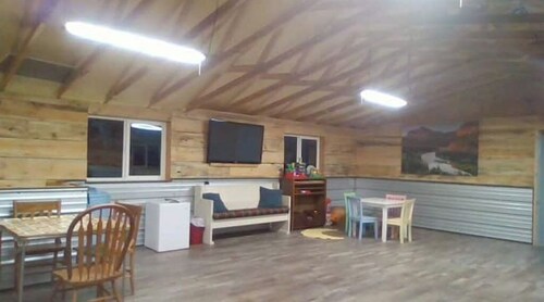 Rustic Cowboy Lodge with private hiking, exploring