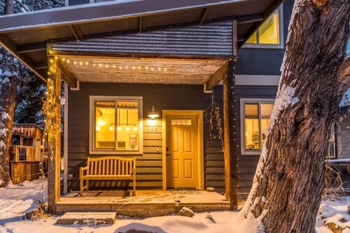 Downtown Sisters Modern Home Ideal Location! Dogs!