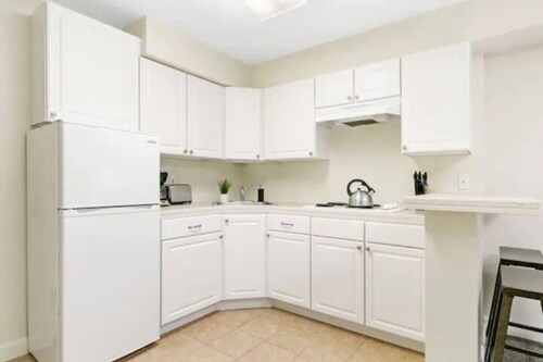 Chic Studio - In Downtown Highland Park, by Metra