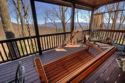 Summit Venture:, gorgeous pet-friendly escape with breathtaking mountain views, firepit, hot tub, WiFi, and scenic hiking trails