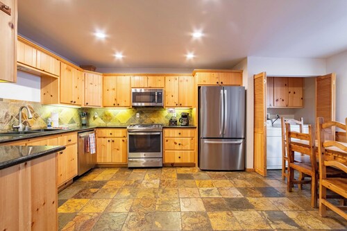 Clover by Avantstay Gorgeous Ski In/ Ski Out Home w/ Game Room & Hot Tub!