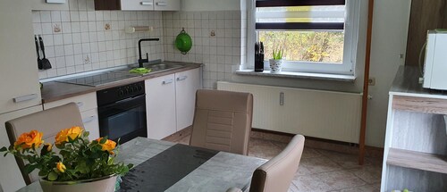 Liebevoll eingerichtete, neue Ferienwohnung mit Waschmaschine, großer Küche, großem Bad mit Dusche und Badewanne, PKW-Stellplatz, Boxspringbett.