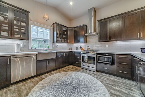 Newly built home with hot tub, fire table, game room & gym with Peloton bike