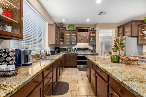 Stop "Heated Pool, Spa, Ping Pong, XBox, billiards