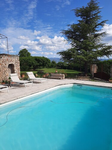 Maison de campagne( 8, 10 personnes)au calme , avec superbe vue sur le luberon