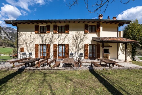 Ferme 'Agriturismo Val D' Egoi App 2' avec vue sur la montagne, jardin partagé et Wi-Fi