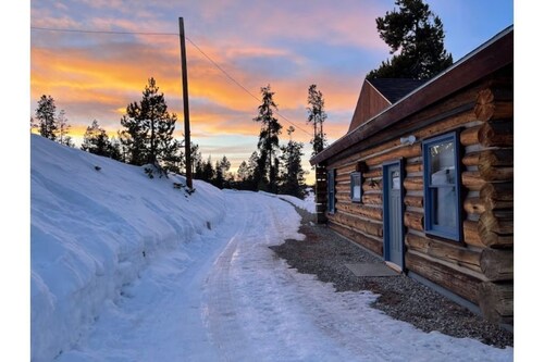 Cozy, Modern Log Cabin Getaway ~ 20 Min to Winter Park
