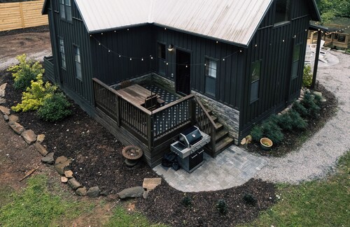 Riverstone Cottage: Cozy Riverfront Retreat