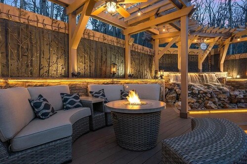 Exceptional Massanutten Lodge-Magazine Worthy Backyard Oasis-Hot Tub-Decks-Views!