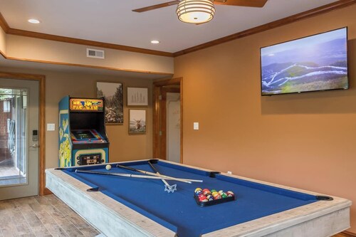 Exceptional Massanutten Lodge-Magazine Worthy Backyard Oasis-Hot Tub-Decks-Views!