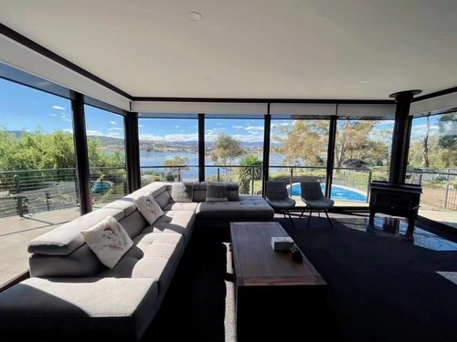 Peaceful house with great ocean & mountain view!