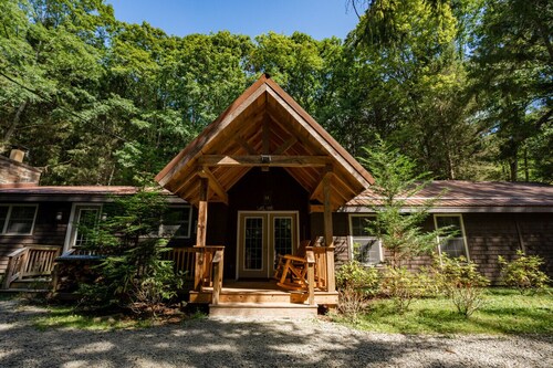 Hemlock Lodge · Hot Tub< Fire Pit & Game Room