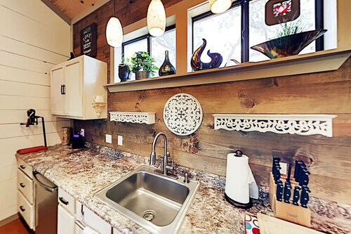 Stylish Zen Cottage at KC Memory Lane