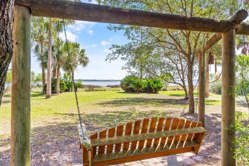 82 Palms - Waterfront Home & Rooftop Sun Deck