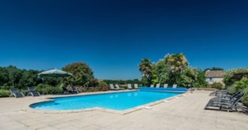Hamlet of 4 properties sleeping up to 22 people  with private pool near Bergerac