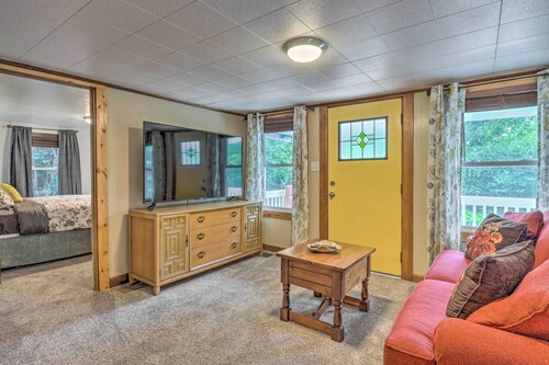 Near Hiking + Dining: Dtwn Sylva Cottage!