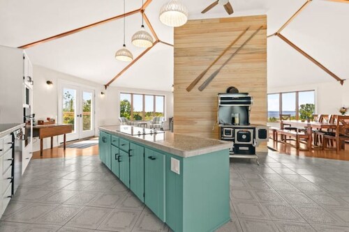 Beach house retreat: Waterfront & Hot Tub