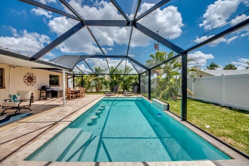 Sunshine POOL Cape Coral Home Centrally Located Great Outdoor Space