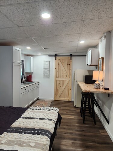 Riverview Studio Apartment. Weekly/Monthly Discounts! Wifi. Convenient Location.