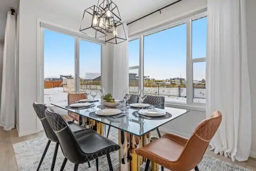 Luxury~4Bed~ AC~86"TV~BrandNew in Cranston~10% discount on Weekly& Monthly stays
