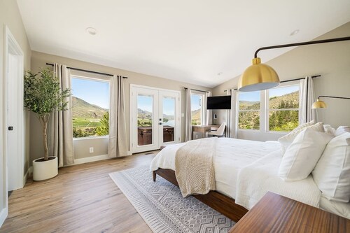 Columbia River View w/ heated pool & hot tub!