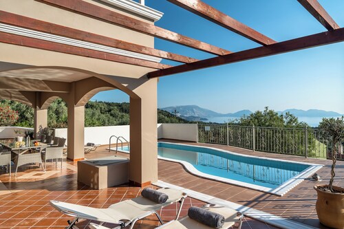 Villa 'Kumusha' with Sea View, Pool, Garden & Wi-Fi