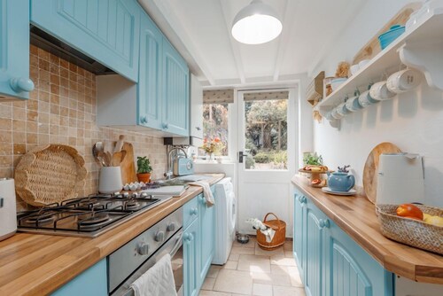 Angel Cottage, Swanage.  Sleeps 2 + Baby