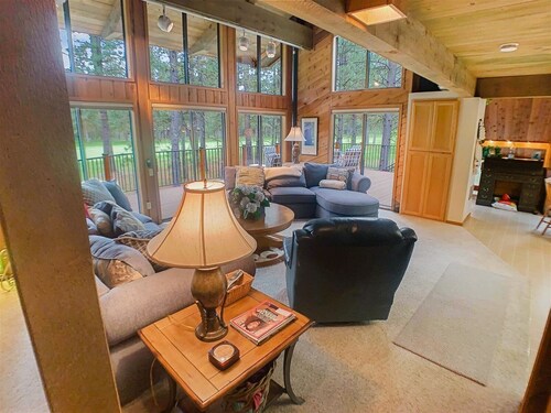 Fairway View Family home with 5 Bdrm 3 bth located on the 7th hole of Big Meadow